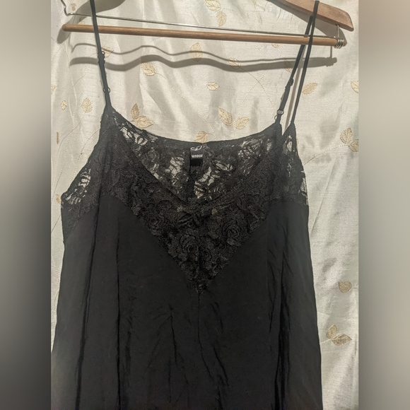 Flowy sleeveless shark bite top w lace trim 🖤 - Picture 2 of 5